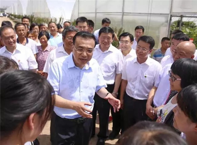 李克強總理冒酷暑考察陜西羊乳產業鏈，精準扶貧項目
